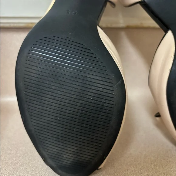 Coach and Four Cream/black heels - Picture 8 of 9